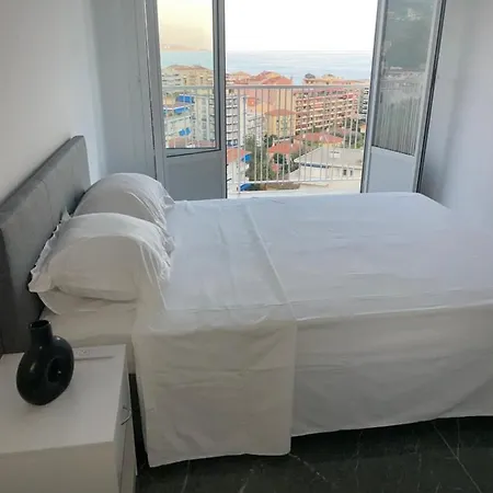 Avec Vue Sur La Mentona